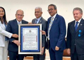 Senado reconoce al doctor Jesús Feris Iglesias por su trayectoria académica y profesional