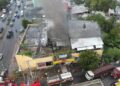 Unidades de bomberos tratan de sofocar incendio en una tienda en Piedra Blanca