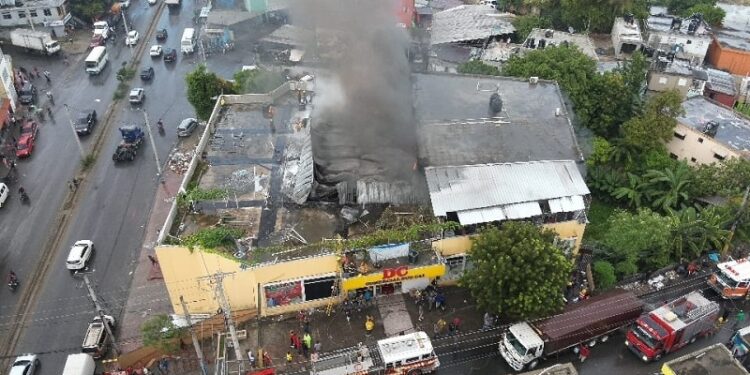 Unidades de bomberos tratan de sofocar incendio en una tienda en Piedra Blanca