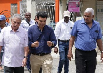 Wellington Arnaud supervisa los trabajos de acueducto de Villa Altagracia y reitera compromiso de entrega