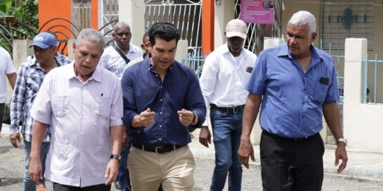 Wellington Arnaud supervisa los trabajos de acueducto de Villa Altagracia y reitera compromiso de entrega