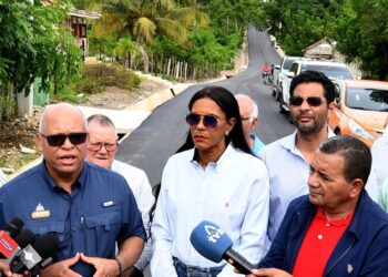 Obras Públicas reconstruye carreteras en El Seibo y La Altagracia