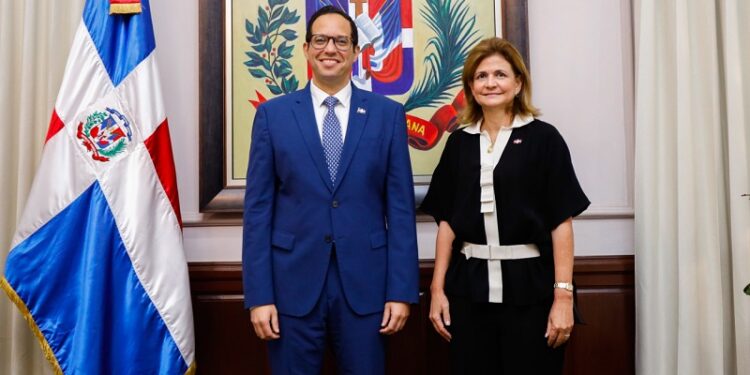 Vicepresidenta juramenta nuevos ministros de Administración Pública y de la Juventud