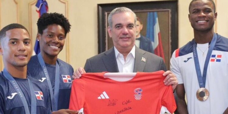 Presidente Abinader recibe en Palacio Nacional a medallistas olímpicos