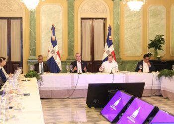 Abinader comparte logros del sistema de contrataciones públicas con diplomáticos y representantes de organismos internacionales