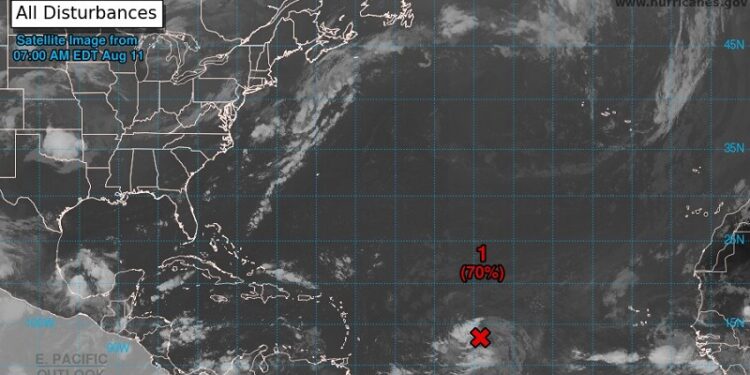 Área de baja presión cerca de las Antillas Menores y Mayores