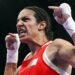 La boxeadora argelina Imane Khelif vence a otra rival y se asegura una medalla en los JJ.OO.