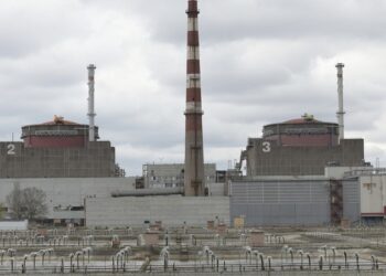 Ataque ucraniano provoca un incendio en la central nuclear de Zaporozhie