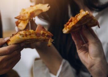 ¿Es saludable comer en la noche antes de acostarse?