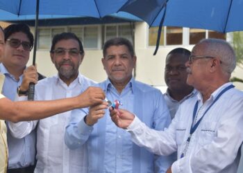 Ministro Limber Cruz entrega remodelación de instalaciones en Monte Plata