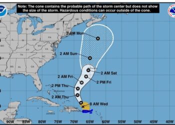 Bajo lluvia Puerto Rico, tormenta Ernesto deja sin luz a más de 300 mil