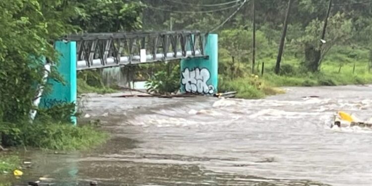 Ernesto causa derrumbes y deja comunidades sin energía eléctrica en Sabana Grande