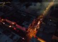 Reportan incendio en varios locales en plaza comercial de Santiago