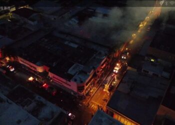 Reportan incendio en varios locales en plaza comercial de Santiago