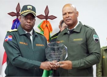 Director de la DIGESETT reconoce a tres agentes por sus acciones humanitarias