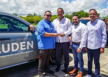 Gobernador Pierluisi entrega nueva flota vehicular a ACUDEN