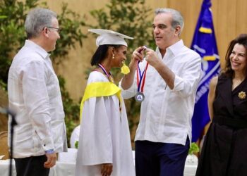 Presidente Abinader encabeza graduación del liceo Josefina Serrano