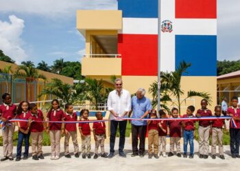 Presidente Abinader inaugura escuela básica y multiusos, visita Expo-Vega Real 2024 y Laboratorio Biovega