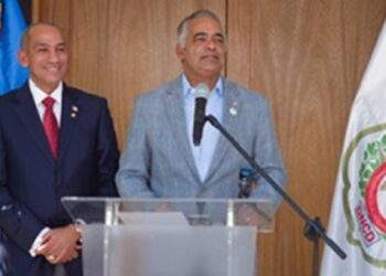 Presidente Abinader dispone aumento salarial para los agentes de la DNCD