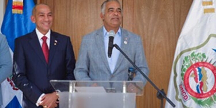 Presidente Abinader dispone aumento salarial para los agentes de la DNCD