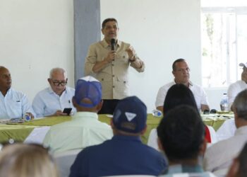 Limber Cruz entrega apoyo económico en Constanza