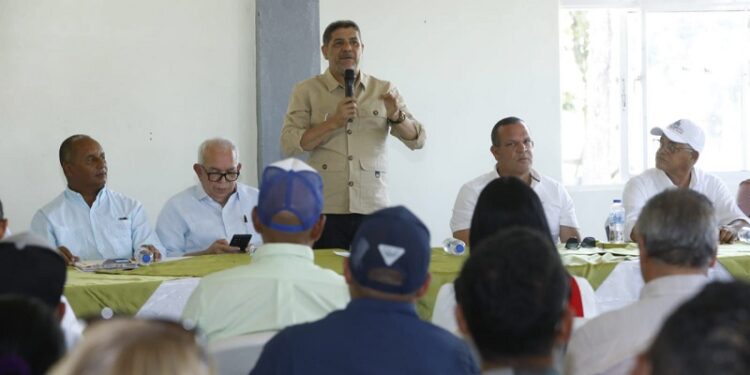Limber Cruz entrega apoyo económico en Constanza