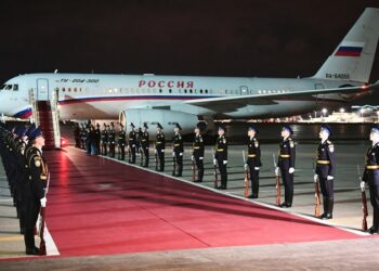 Alfombra roja y Putin al pie del avión: los rusos canjeados llegan a Moscú