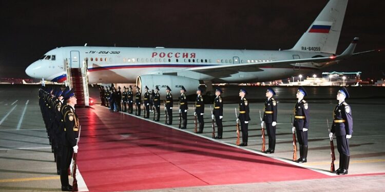 Alfombra roja y Putin al pie del avión: los rusos canjeados llegan a Moscú