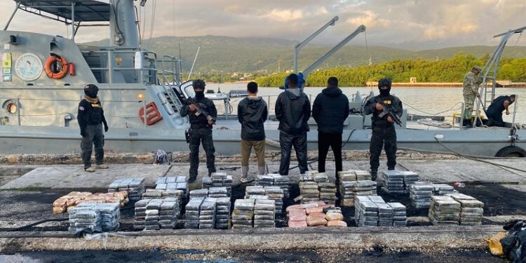 Ocupan 625 paquetes de drogas y arrestan un dominicano, un colombiano y otro venezolano