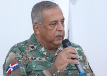 Abinader designa al vicealmirante Lee Ballester director de Migración