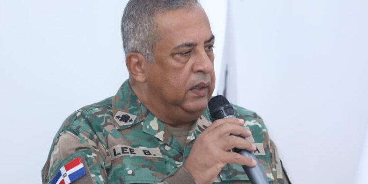 Abinader designa al vicealmirante Lee Ballester director de Migración