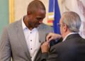 Abinader condecora al baloncestista dominicano Al Horford