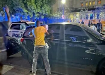 Mueren cuatro personas en balacera frente a club nocturno en Alabama, EE.UU.