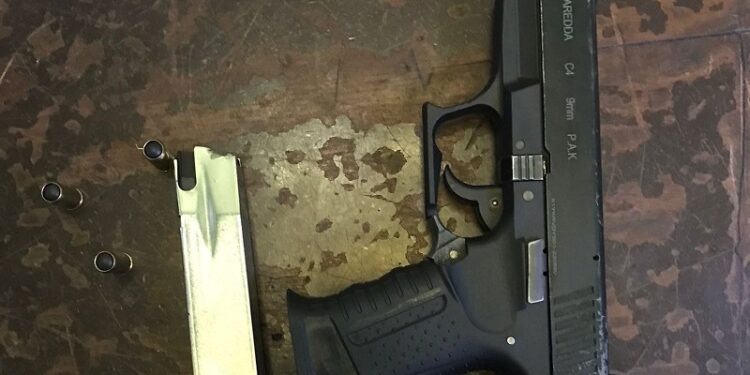 Detienen dos hombres por porte ilegal de armas de fuego