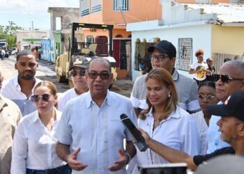 Deligne Ascención supervisa trabajos asfaltado y construcción de aceras y contenes