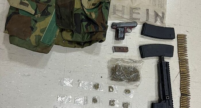 Policía arresta a dos, incauta un fusil, una pistola, un chaleco antibalas y municiones