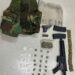 Policía arresta a dos, incauta un fusil, una pistola, un chaleco antibalas y municiones