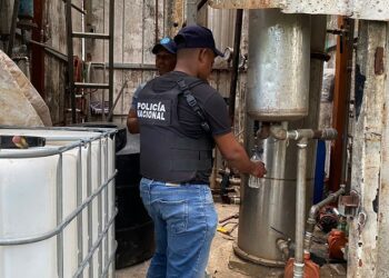 Policía desmantela fábrica clandestina de alcohol adulterado en SPM