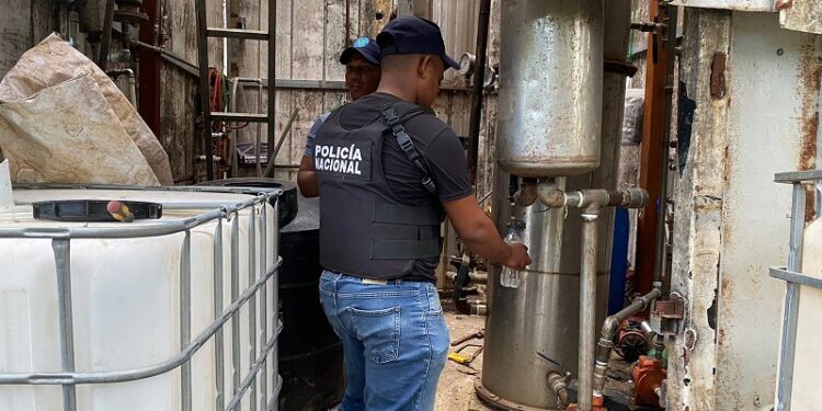 Policía desmantela fábrica clandestina de alcohol adulterado en SPM