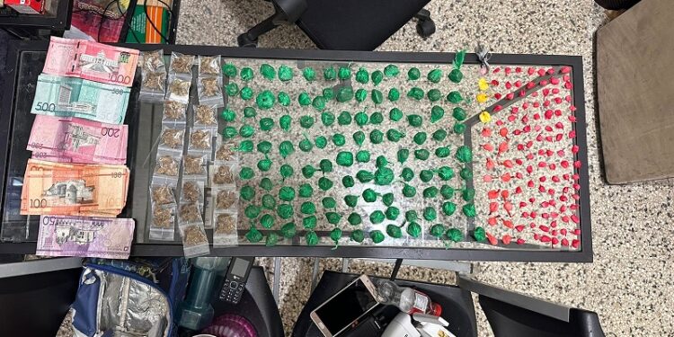 Policía y MP ocupan drogas, dinero y equipos tecnológicos
