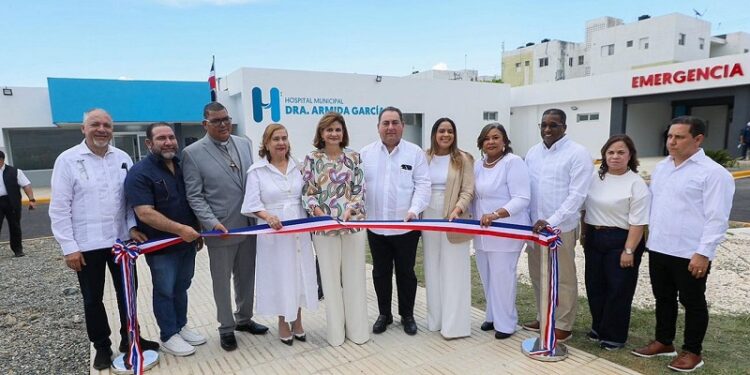 Vicepresidenta entrega centro hospitalario y da palazo para ampliación del Morillo King