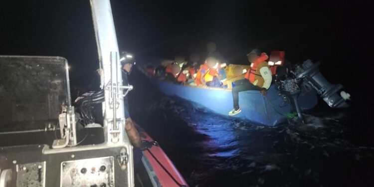 Guardia Costera y Marina de RD rescatan a 20 migrantes de un barco que se hundía