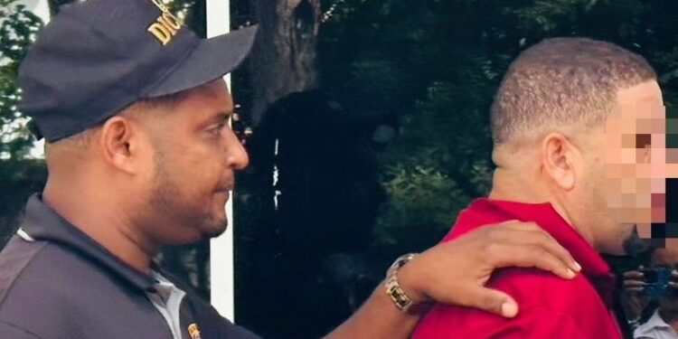 Policía arresta a hombre por causar la muerte de un perro en Santiago