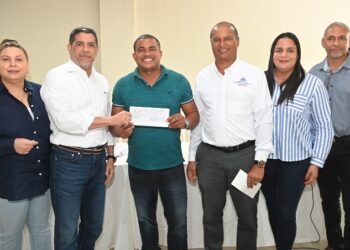 Limber Cruz entrega más de 50 millones a productores de San Francisco de Macorís