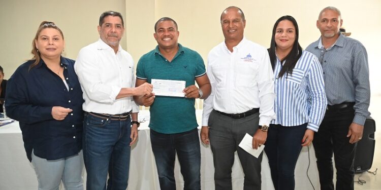 Limber Cruz entrega más de 50 millones a productores de San Francisco de Macorís