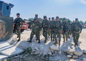 Ministro de Defensa recorre frontera y supervisa trabajos verja perimetral