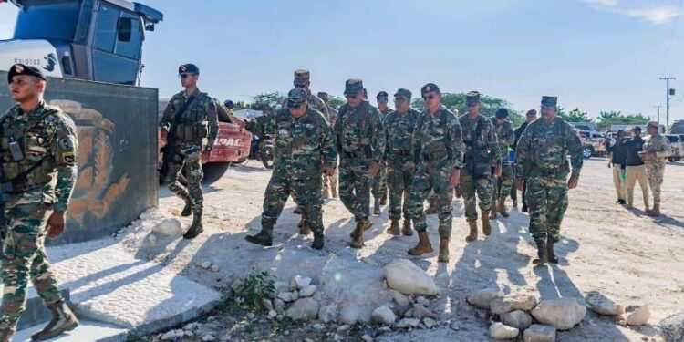 Ministro de Defensa recorre frontera y supervisa trabajos verja perimetral