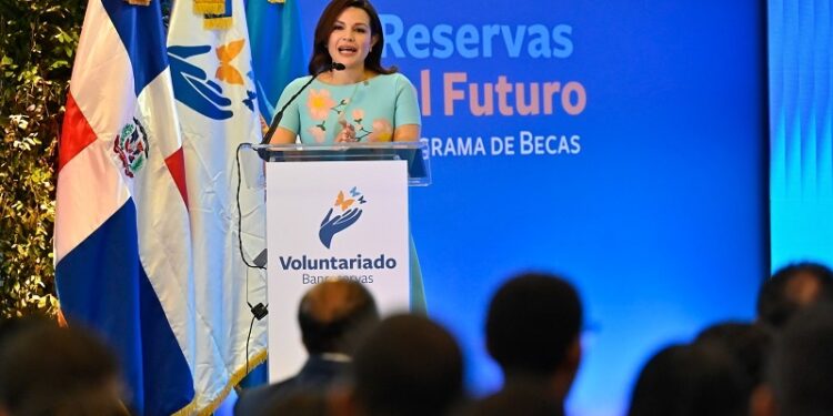 Voluntariado Banreservas entrega 83 becas para estudios superiores mediante el programa Reservas del Futuro 2024