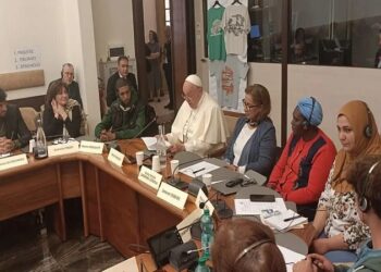 El papa Francisco insta a los movimientos sociales a seguir luchado a favor de los pobres