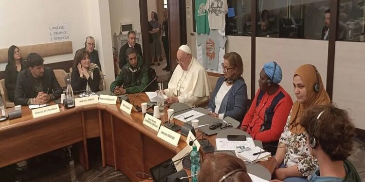 El papa Francisco insta a los movimientos sociales a seguir luchado a favor de los pobres